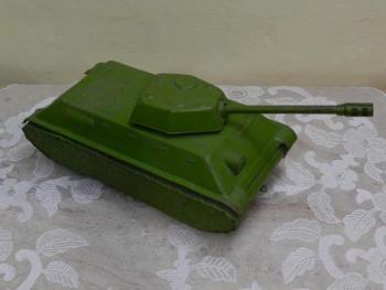 Vìtší ruský plechový tank, barva zelená