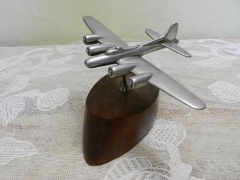 Kovové letadlo na dřevěném soklu