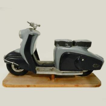 Kovový model na dřevěném podstavci, motocykl 
